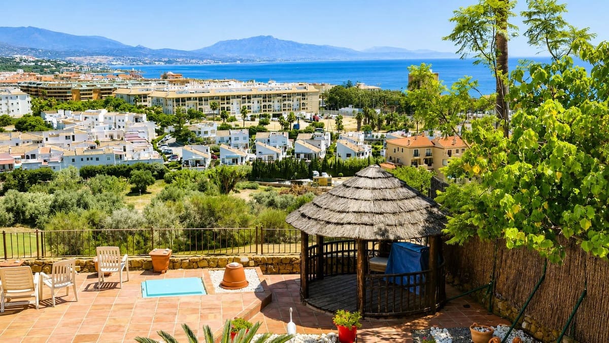 Chalet de 5 habitaciones en La Duquesa / Puerto de la Duquesa en venta con piscina garaje - 980.000 € (Ref: 9974405)