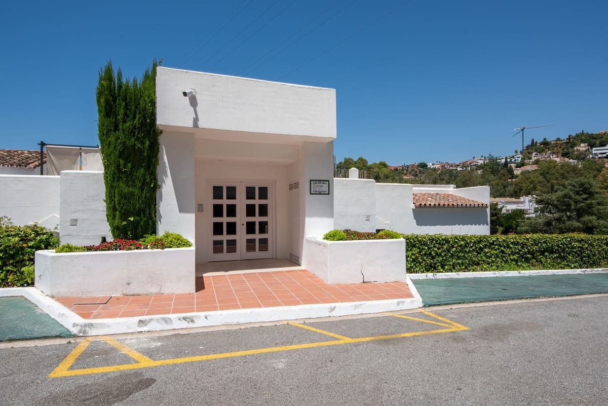 3 bedroom Apartment for sale in Benahavis with pool - € 850,000 (Ref: 9974407)