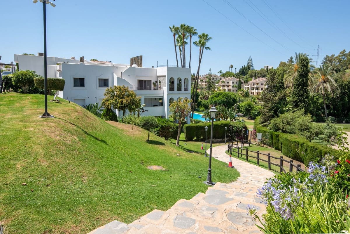3 bedroom Apartment for sale in Benahavis with pool - € 850,000 (Ref: 9974407)