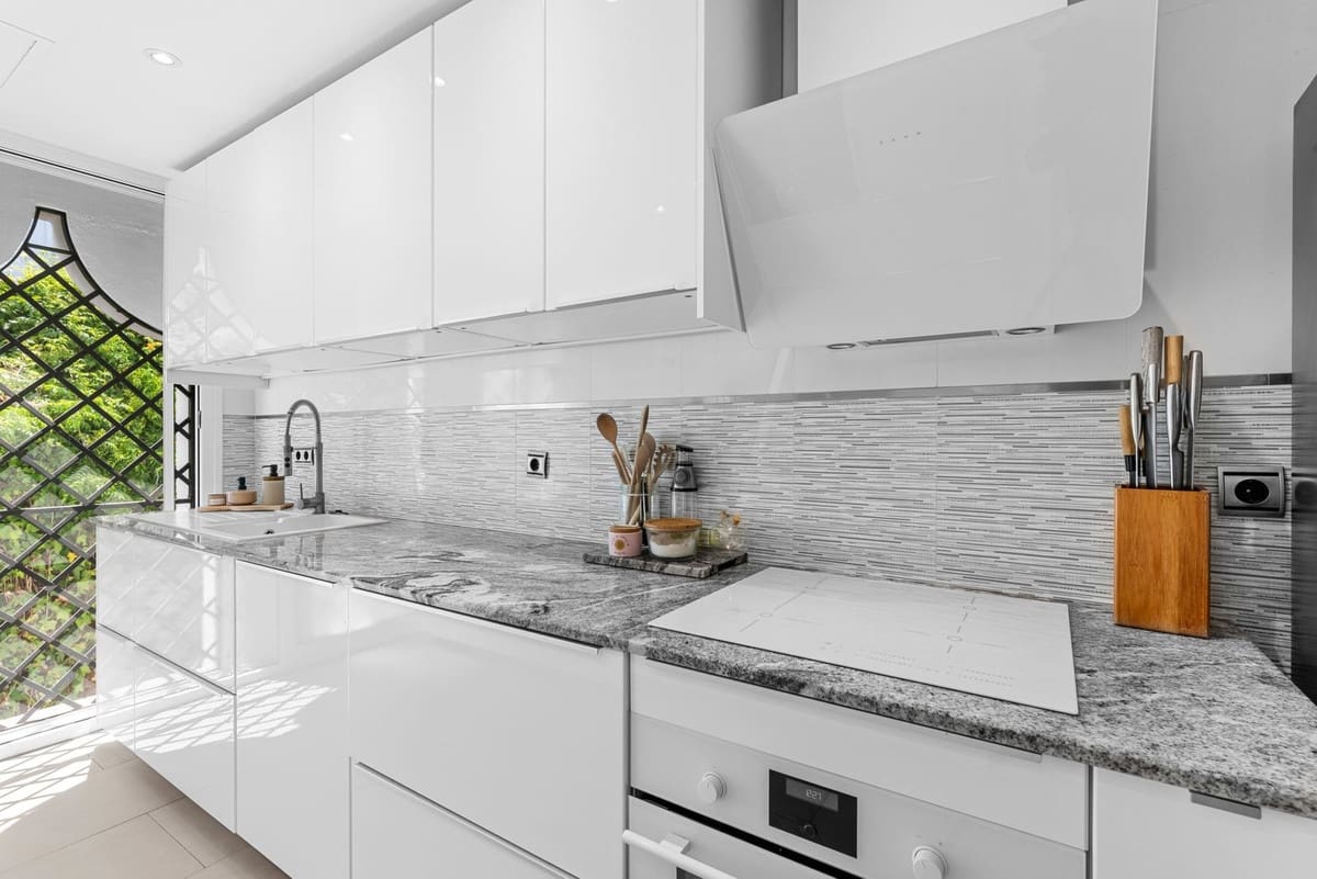 3 bedroom Apartment for sale in Benahavis with pool - € 850,000 (Ref: 9974407)