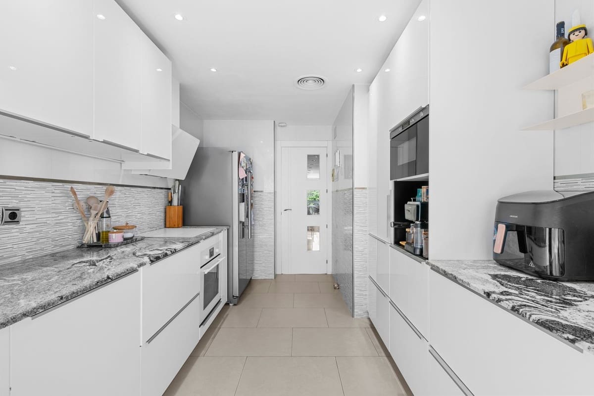 3 bedroom Apartment for sale in Benahavis with pool - € 850,000 (Ref: 9974407)