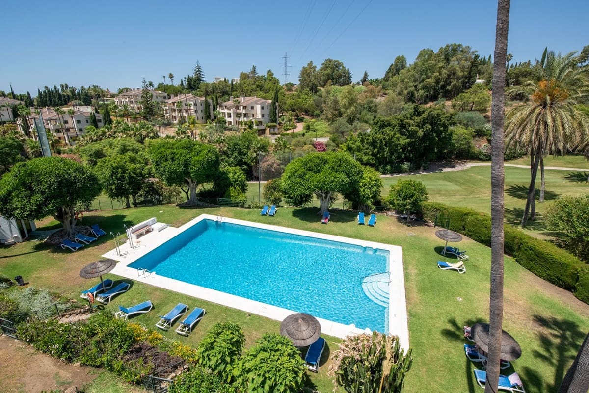 3 bedroom Apartment for sale in Benahavis with pool - € 850,000 (Ref: 9974407)