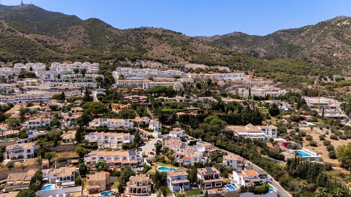 5 quarto Casa em Banda para venda em Benalmadena com piscina - 695 000 € (Ref: 9976169)