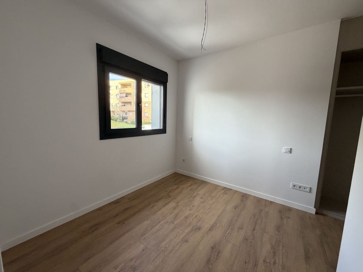 Apartamento de 3 habitaciones en Estepona en venta con piscina garaje - 670.000 € (Ref: 9976171)