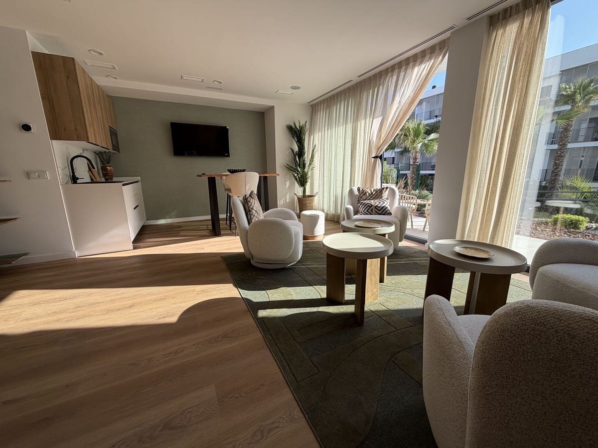 Apartamento de 3 habitaciones en Estepona en venta con piscina garaje - 670.000 € (Ref: 9976171)