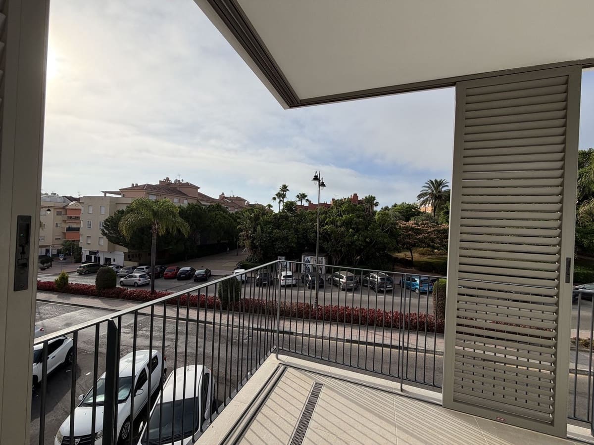 Apartamento de 3 habitaciones en Estepona en venta con piscina garaje - 670.000 € (Ref: 9976171)