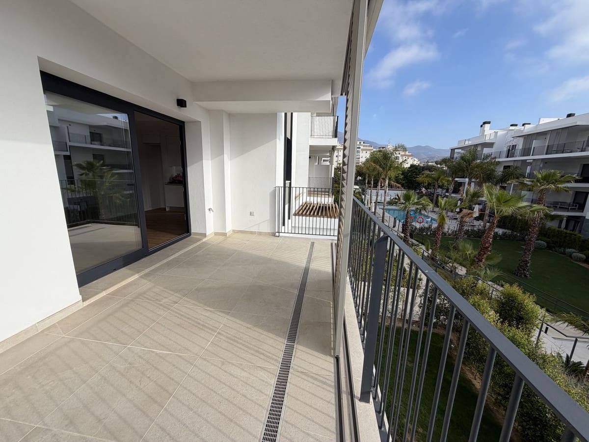 Apartamento de 3 habitaciones en Estepona en venta con piscina garaje - 670.000 € (Ref: 9976171)