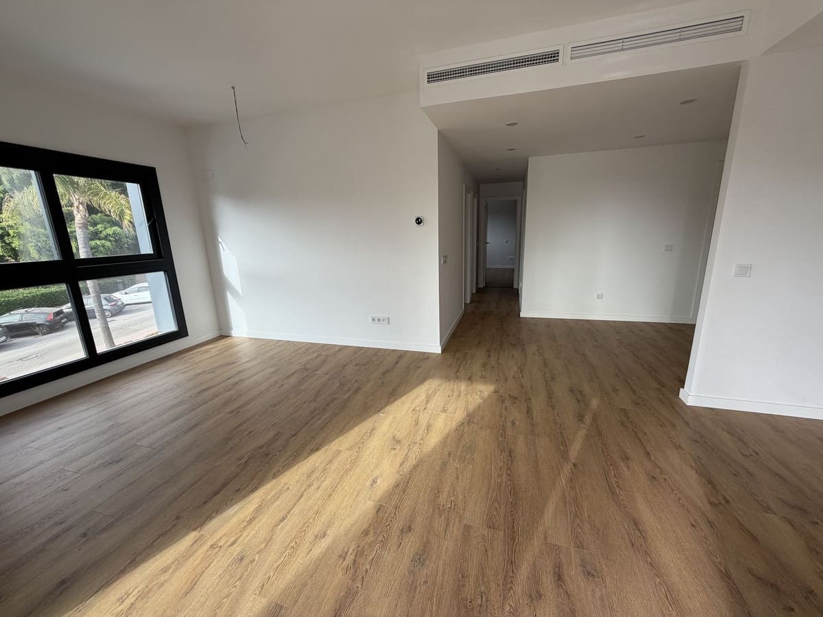 Apartamento de 3 habitaciones en Estepona en venta con piscina garaje - 670.000 € (Ref: 9976171)