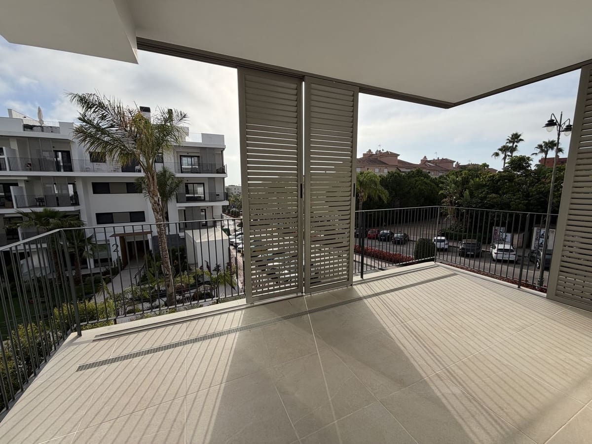 Apartamento de 3 habitaciones en Estepona en venta con piscina garaje - 670.000 € (Ref: 9976171)