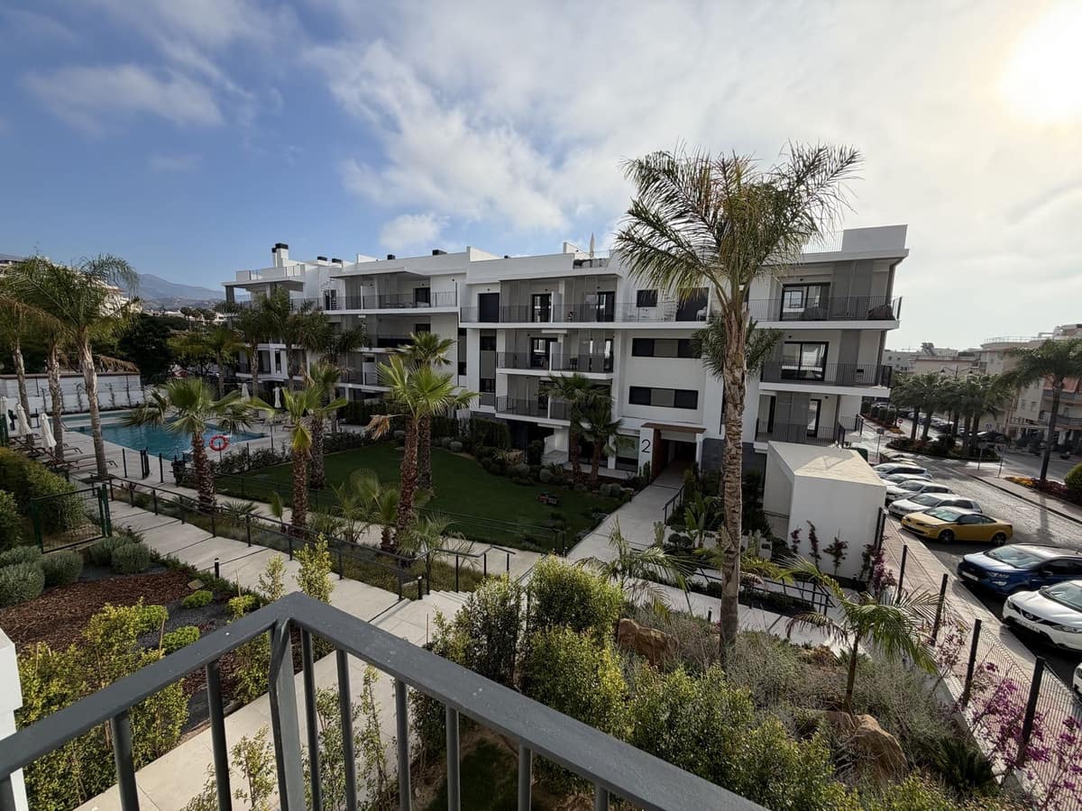 Apartamento de 3 habitaciones en Estepona en venta con piscina garaje - 670.000 € (Ref: 9976171)