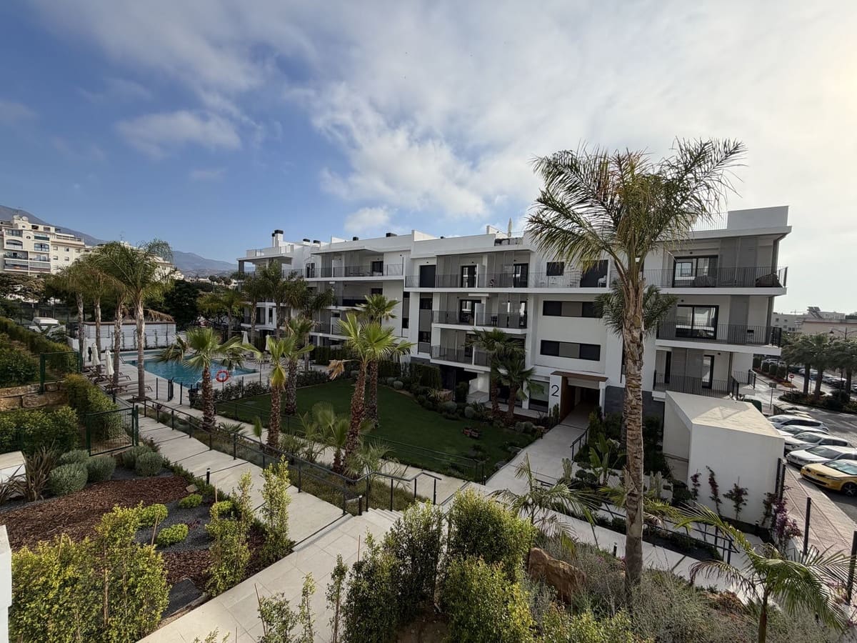 Apartamento de 3 habitaciones en Estepona en venta con piscina garaje - 670.000 € (Ref: 9976171)