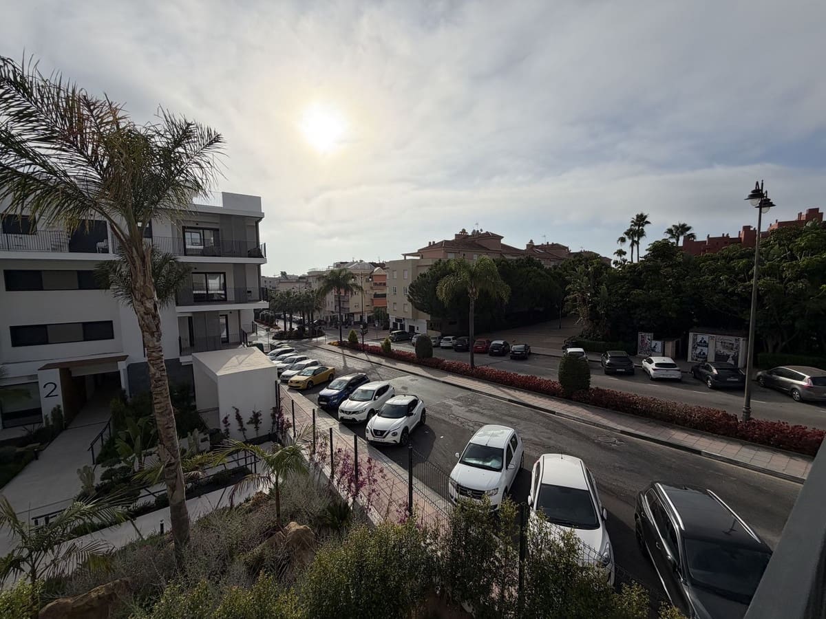 Apartamento de 3 habitaciones en Estepona en venta con piscina garaje - 670.000 € (Ref: 9976171)