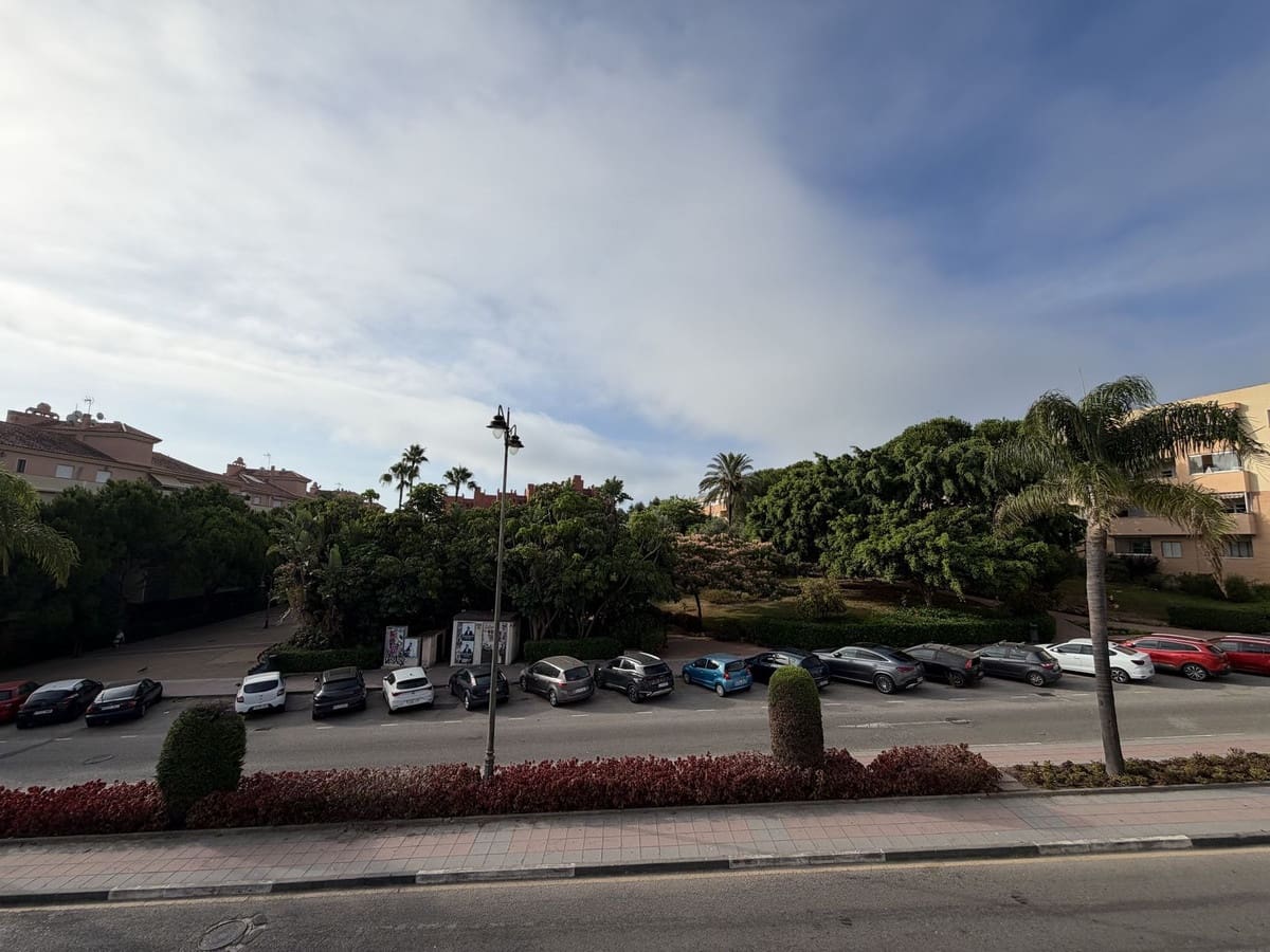 Apartamento de 3 habitaciones en Estepona en venta con piscina garaje - 670.000 € (Ref: 9976171)
