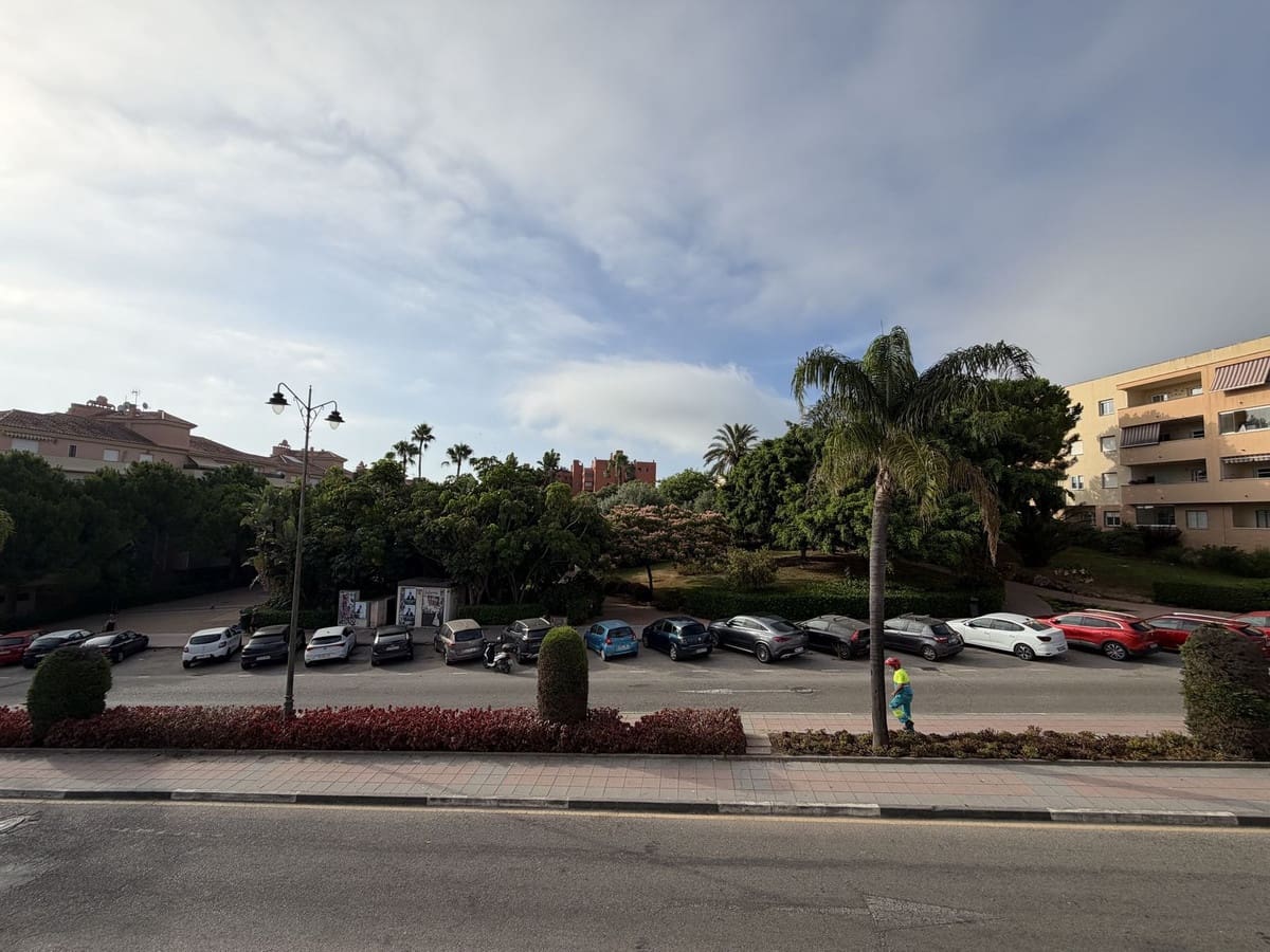 Apartamento de 3 habitaciones en Estepona en venta con piscina garaje - 670.000 € (Ref: 9976171)