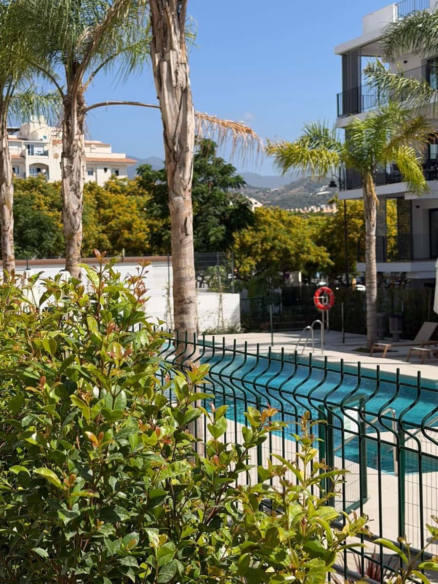 Apartamento de 3 habitaciones en Estepona en venta con piscina garaje - 670.000 € (Ref: 9976171)