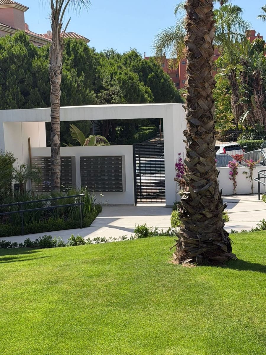 Apartamento de 3 habitaciones en Estepona en venta con piscina garaje - 670.000 € (Ref: 9976171)