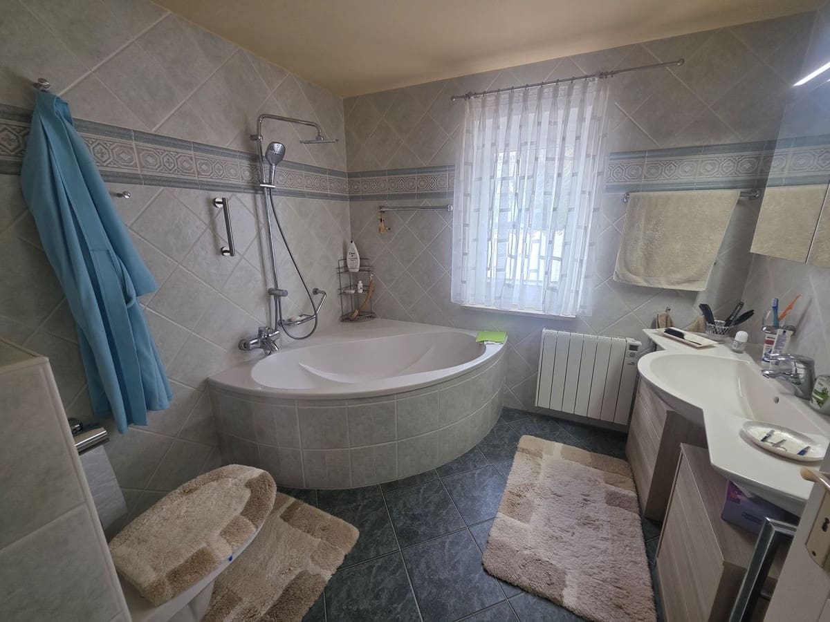Chalet de 2 habitaciones en Calahonda en venta con piscina - 699.000 € (Ref: 9976174)