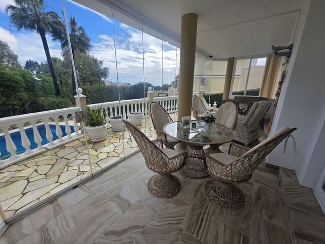Chalet de 2 habitaciones en Calahonda, Mijas en venta con piscina - 699.000 € (Ref: 9976174)