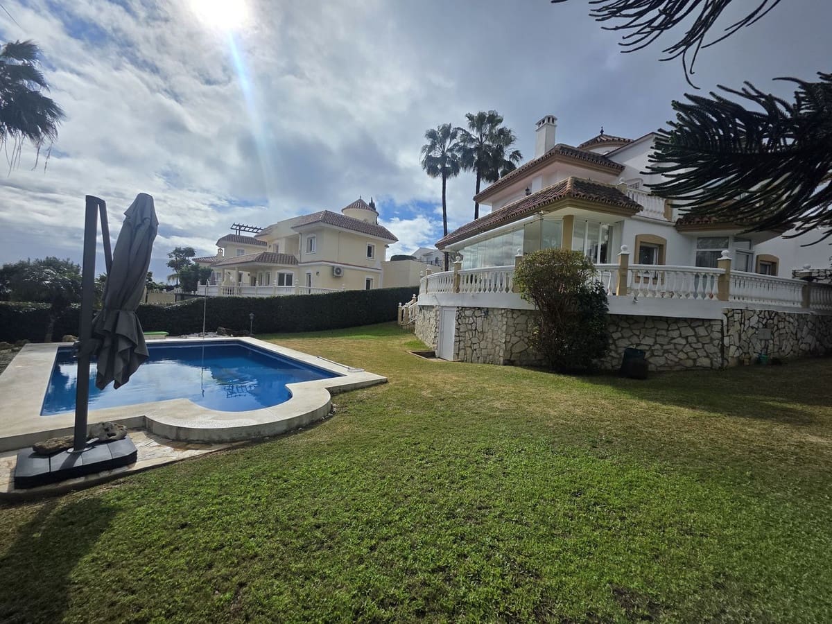 Chalet de 2 habitaciones en Calahonda en venta con piscina - 699.000 € (Ref: 9976174)
