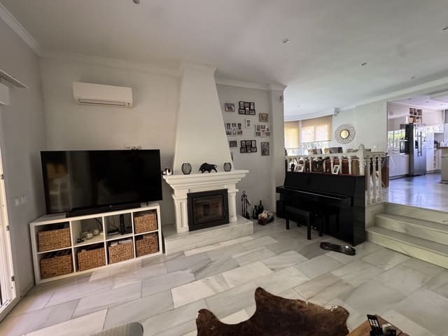 3 soveværelse Semi-Rækkehus til salg i Calahonda, Mijas med swimmingpool - € 649.000 (Ref: 9976176)