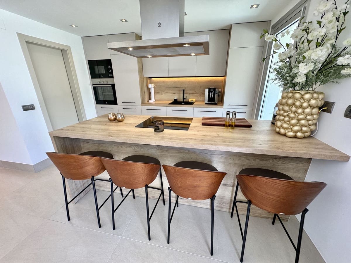 3 soveværelse Lejlighed til salg i La Cala Golf med swimmingpool - € 739.000 (Ref: 9976178)