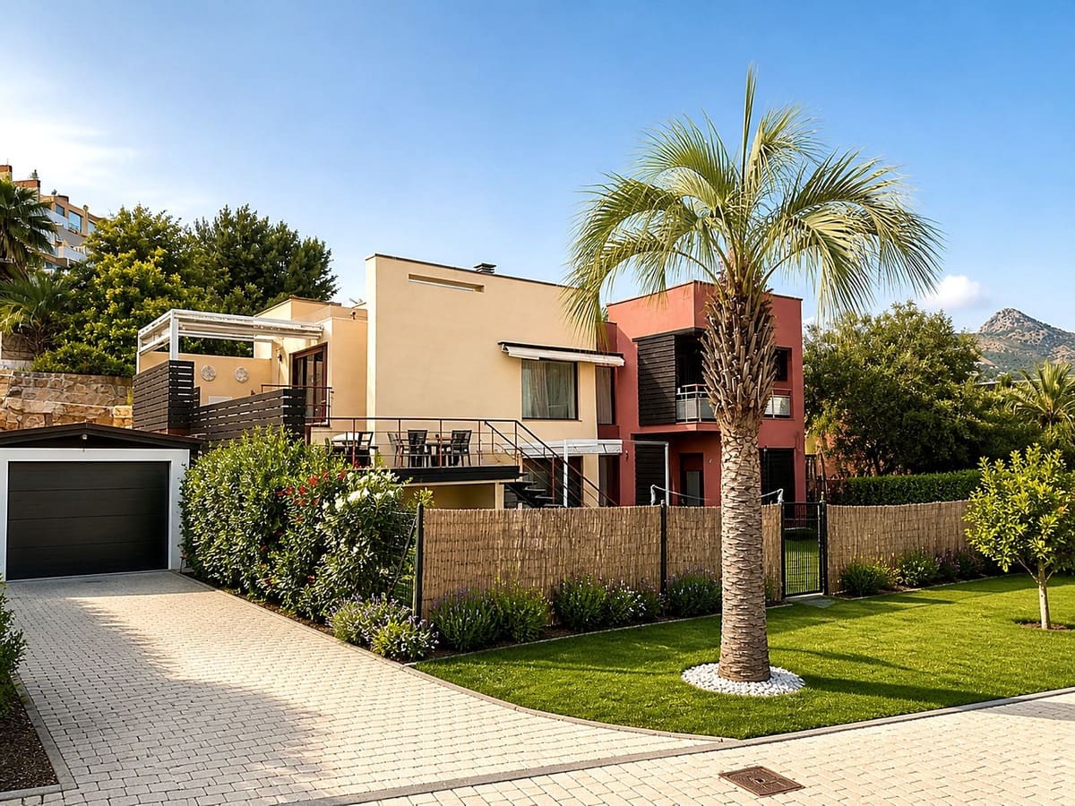 5 bedroom Villa for sale in New Golden Mile with pool garage - € 659,000 (Ref: 9976182)
