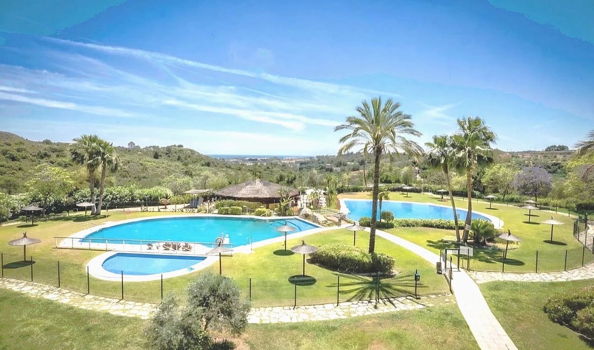 5 bedroom Villa for sale in New Golden Mile with pool garage - € 659,000 (Ref: 9976182)