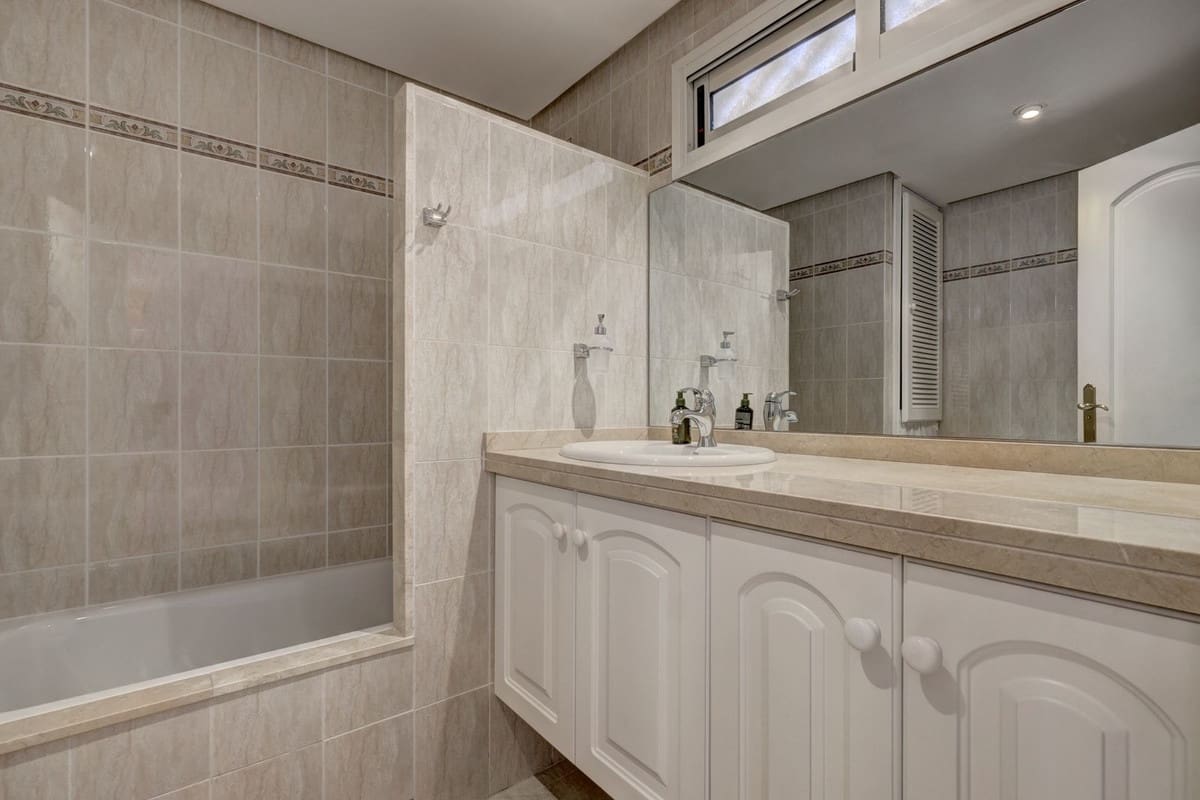 3 Zimmer Apartment zu verkaufen in Torrequebrada mit Pool Garage - 659.000 € (Ref: 9976186)