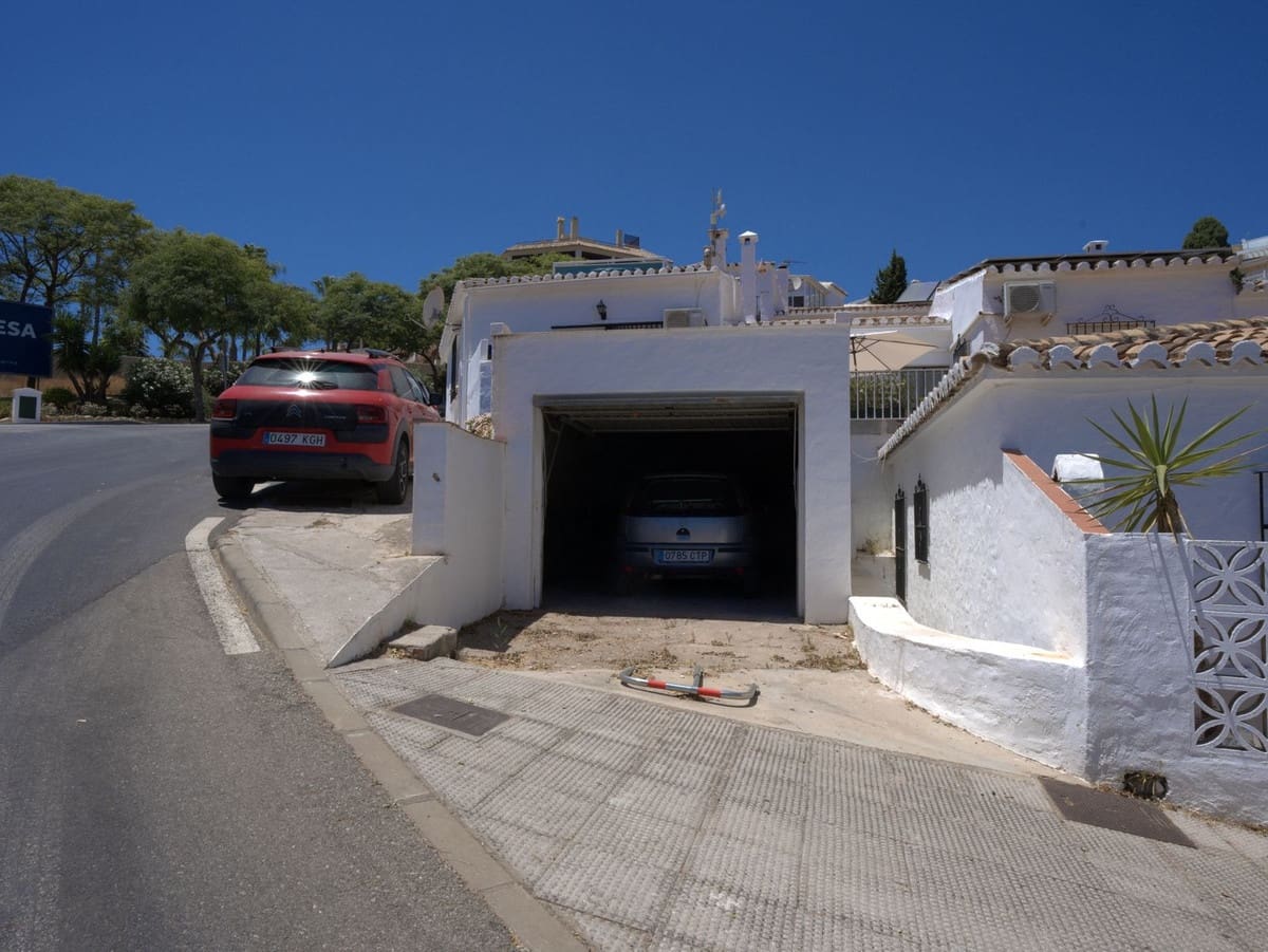 5 bedroom Semi-detached Villa for sale in Fuengirola with pool garage - € 670,000 (Ref: 9976188)