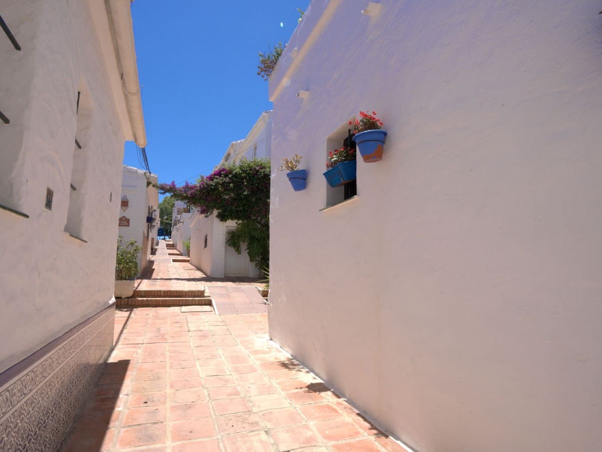 5 bedroom Semi-detached Villa for sale in Fuengirola with pool garage - € 670,000 (Ref: 9976188)