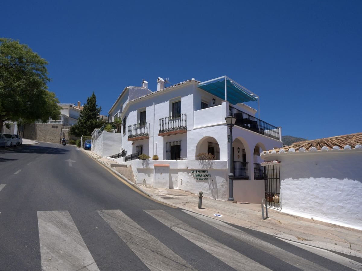 5 bedroom Semi-detached Villa for sale in Fuengirola with pool garage - € 670,000 (Ref: 9976188)