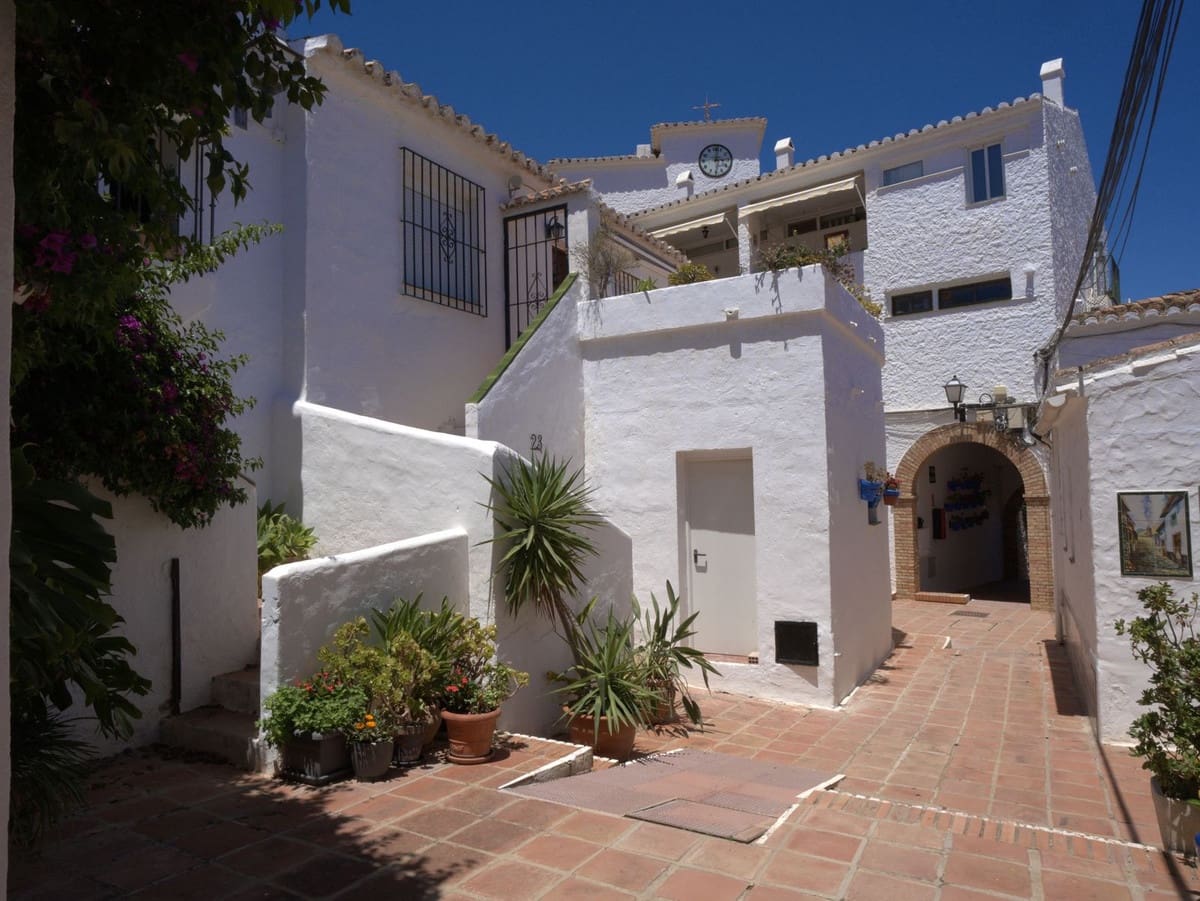 5 bedroom Semi-detached Villa for sale in Fuengirola with pool garage - € 670,000 (Ref: 9976188)