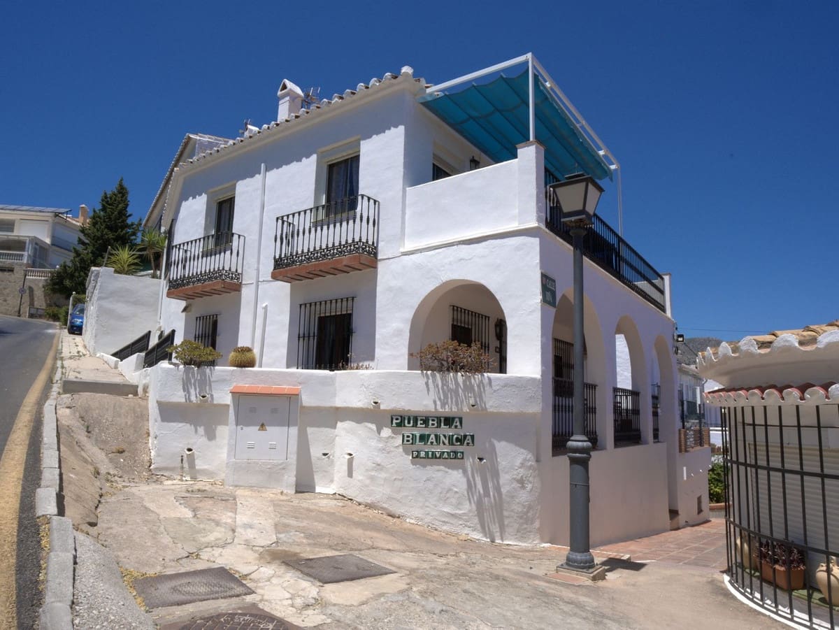 5 bedroom Semi-detached Villa for sale in Fuengirola with pool garage - € 670,000 (Ref: 9976188)