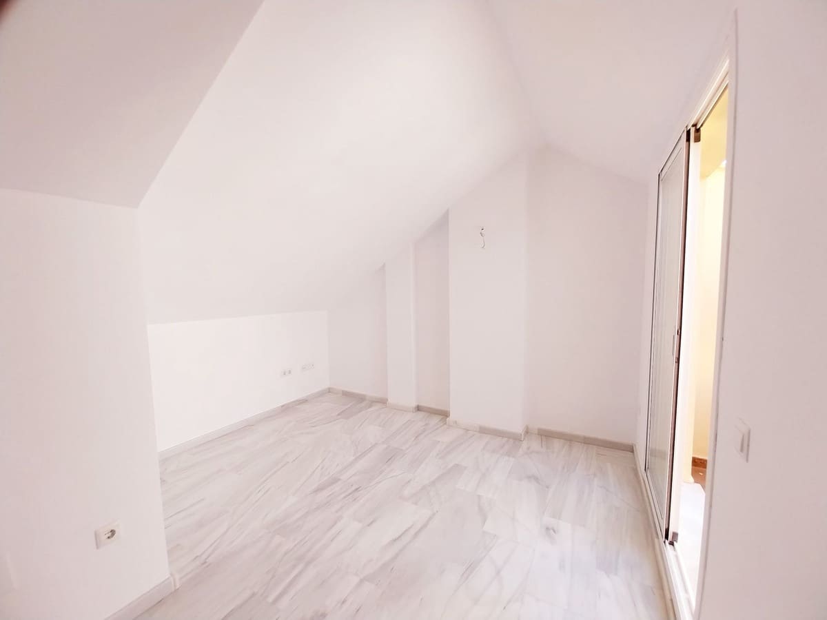 4 soveværelse Byhus til salg i Calahonda med swimmingpool garage - € 669.000 (Ref: 9976192)