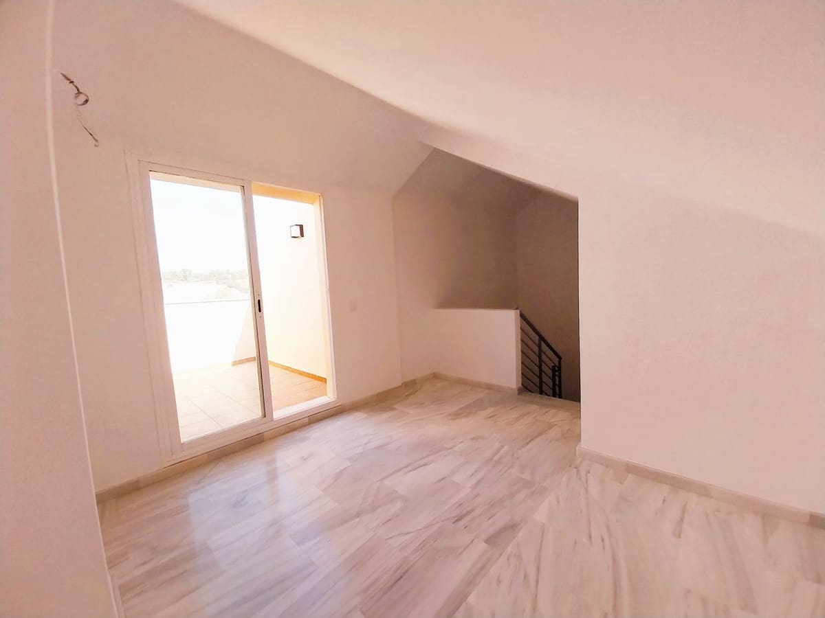 4 soveværelse Byhus til salg i Calahonda med swimmingpool garage - € 669.000 (Ref: 9976192)