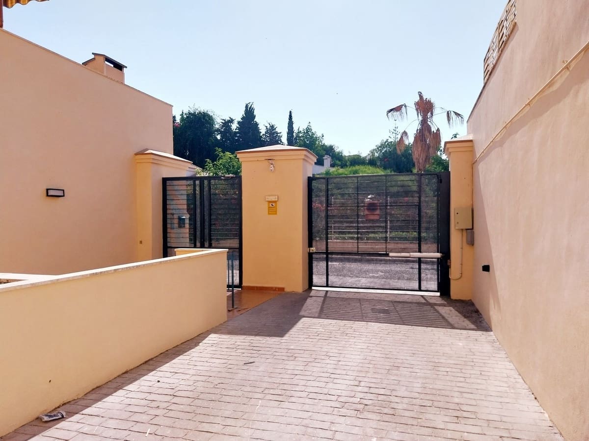 4 soveværelse Byhus til salg i Calahonda med swimmingpool garage - € 669.000 (Ref: 9976192)