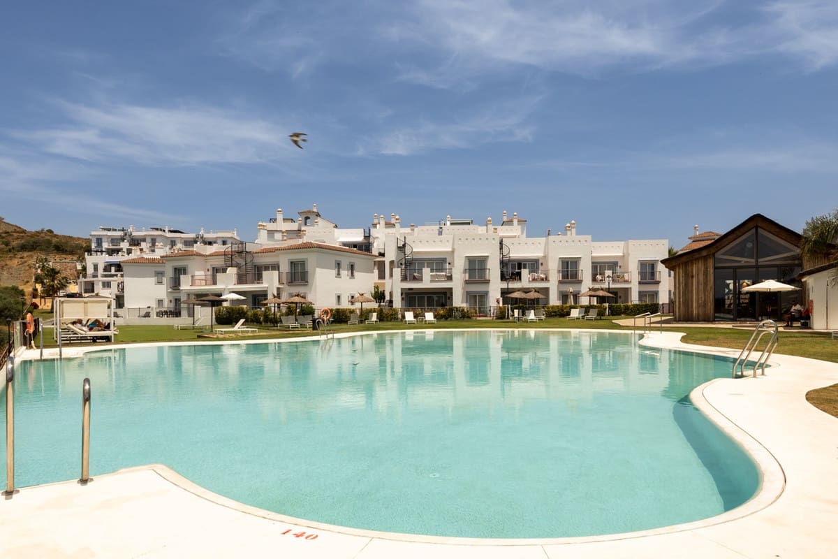 2 sovrum Lägenhet till salu i Benahavis med pool - 679 000 € (Ref: 9976193)