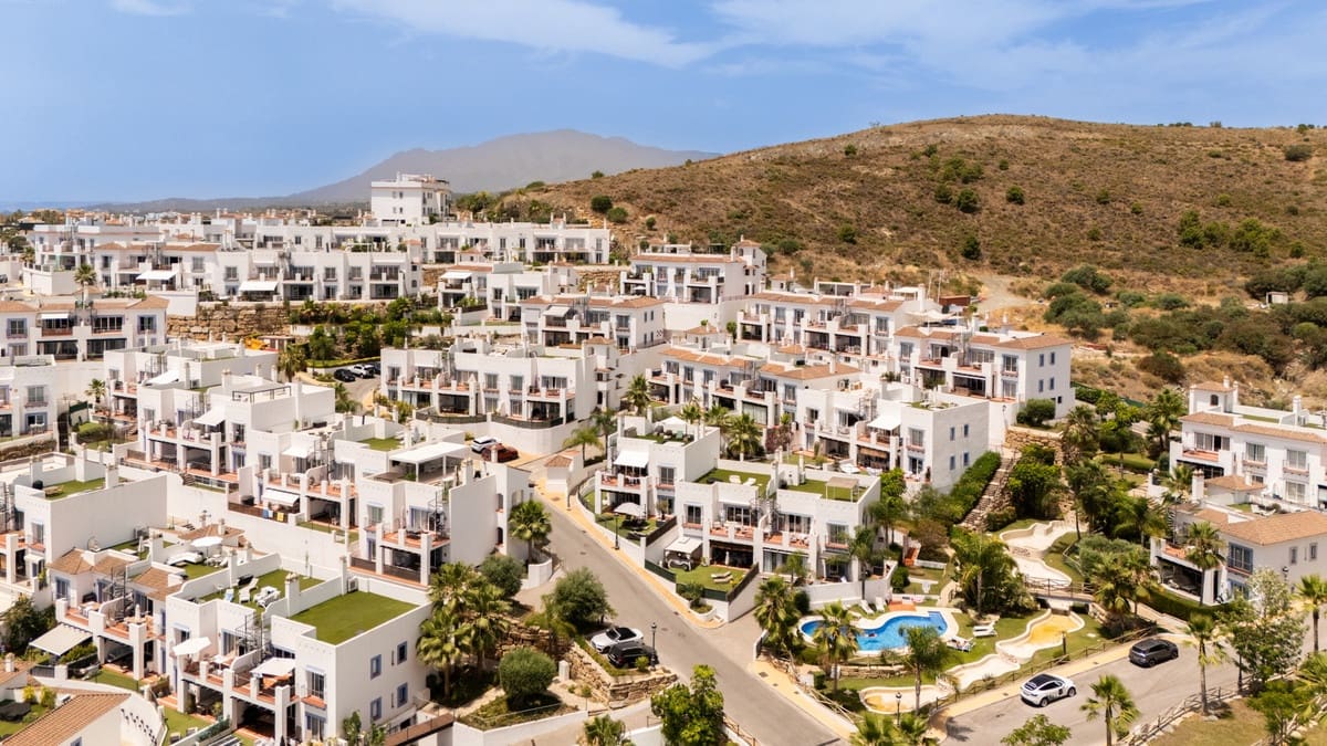 2 sovrum Lägenhet till salu i Benahavis med pool - 679 000 € (Ref: 9976193)