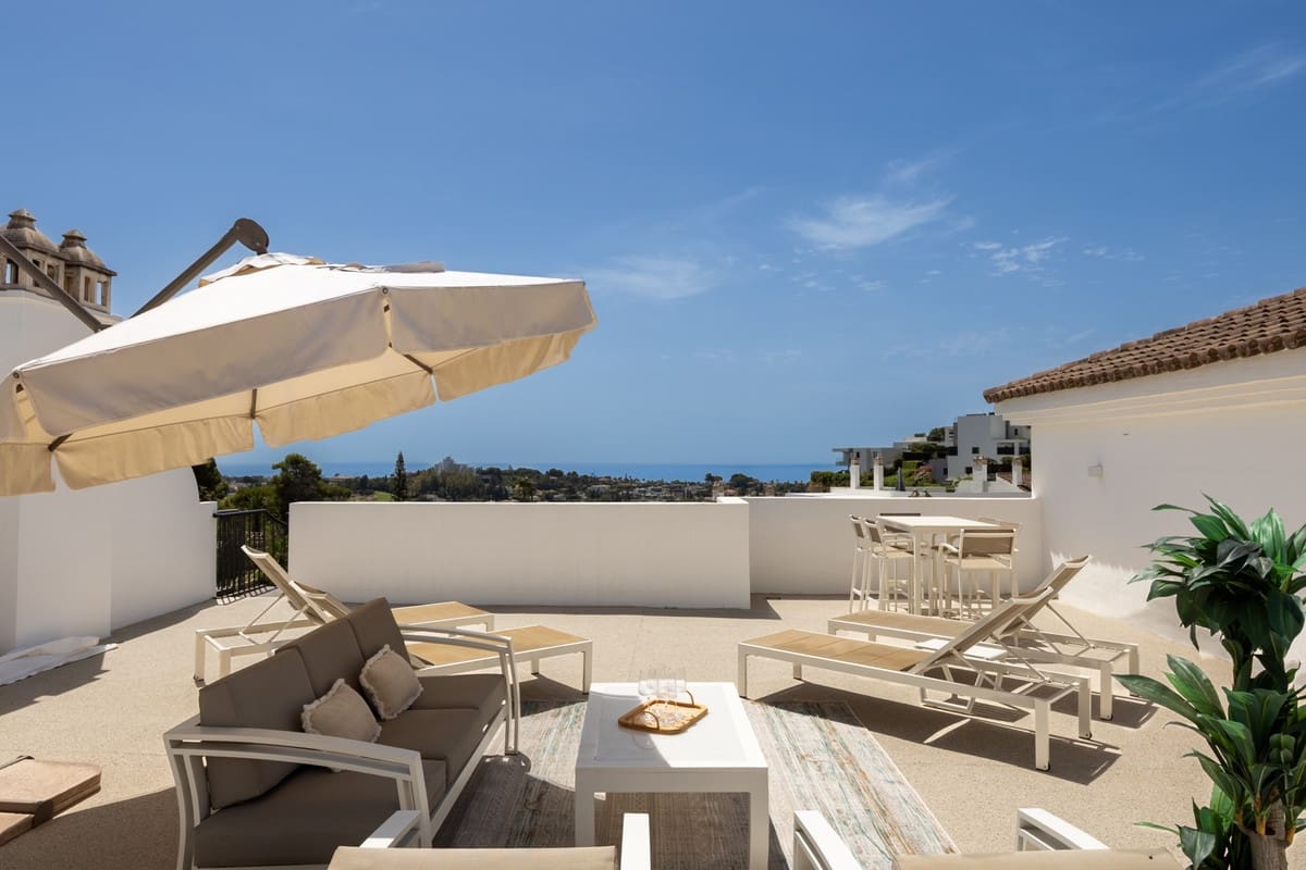 2 sovrum Lägenhet till salu i Benahavis med pool - 679 000 € (Ref: 9976193)