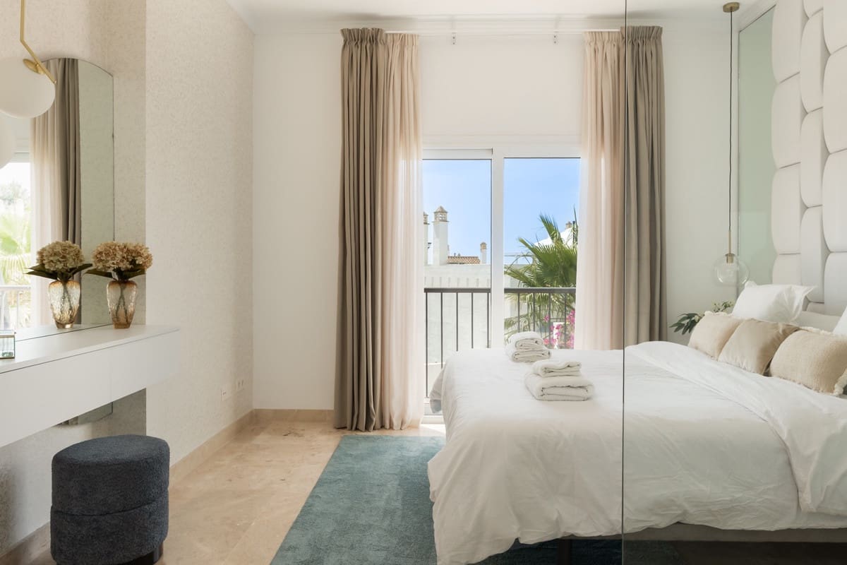 2 sovrum Lägenhet till salu i Benahavis med pool - 679 000 € (Ref: 9976193)