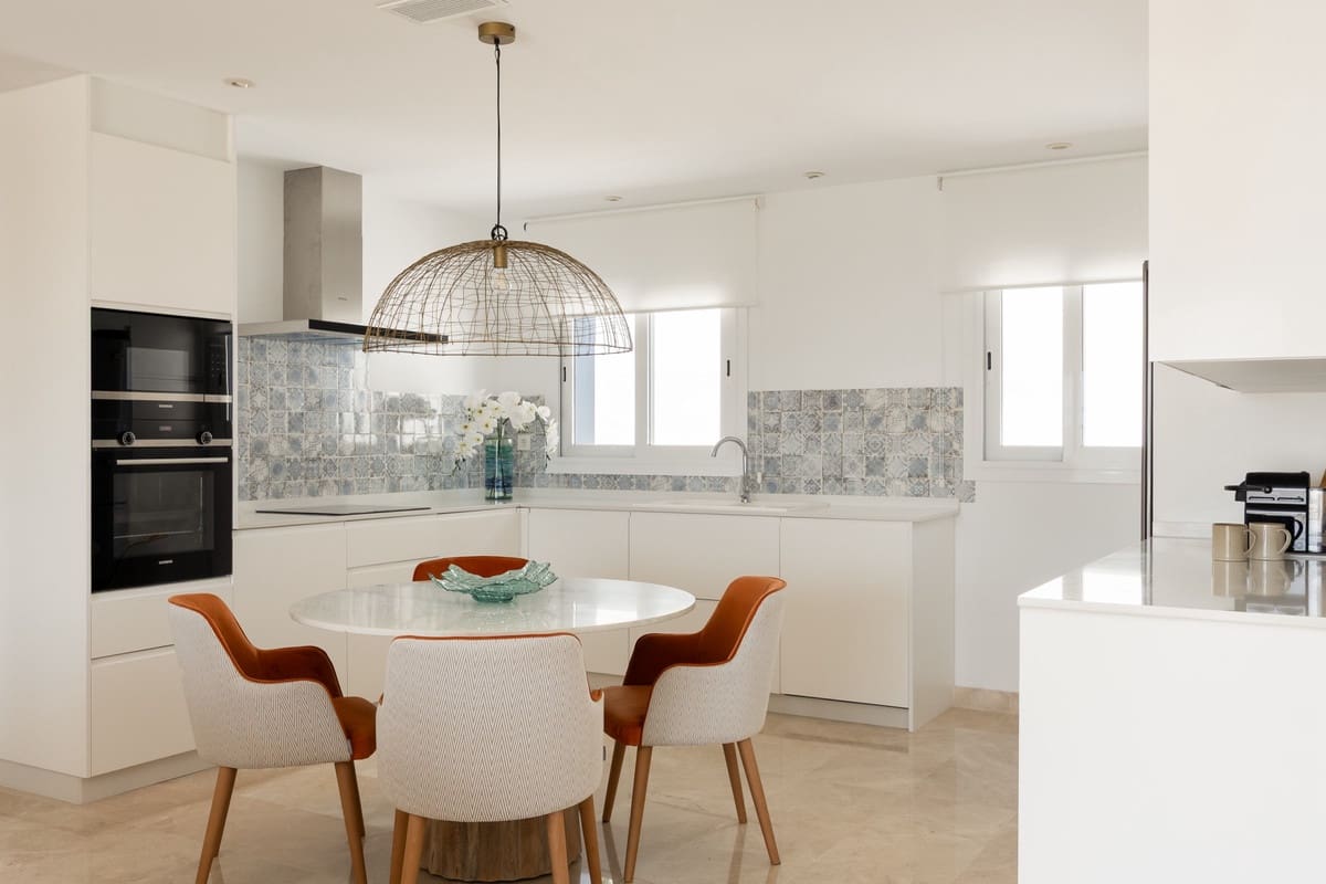 2 sovrum Lägenhet till salu i Benahavis med pool - 679 000 € (Ref: 9976193)