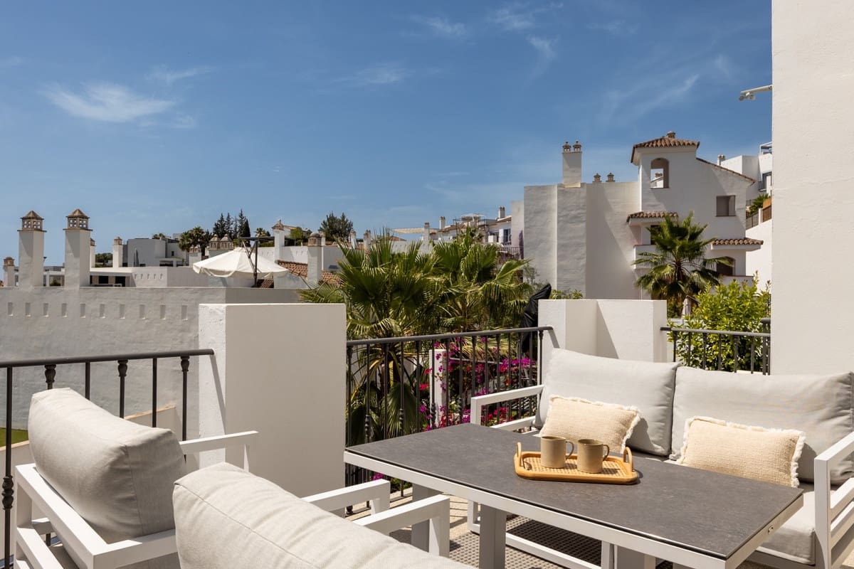 2 sovrum Lägenhet till salu i Benahavis med pool - 679 000 € (Ref: 9976193)