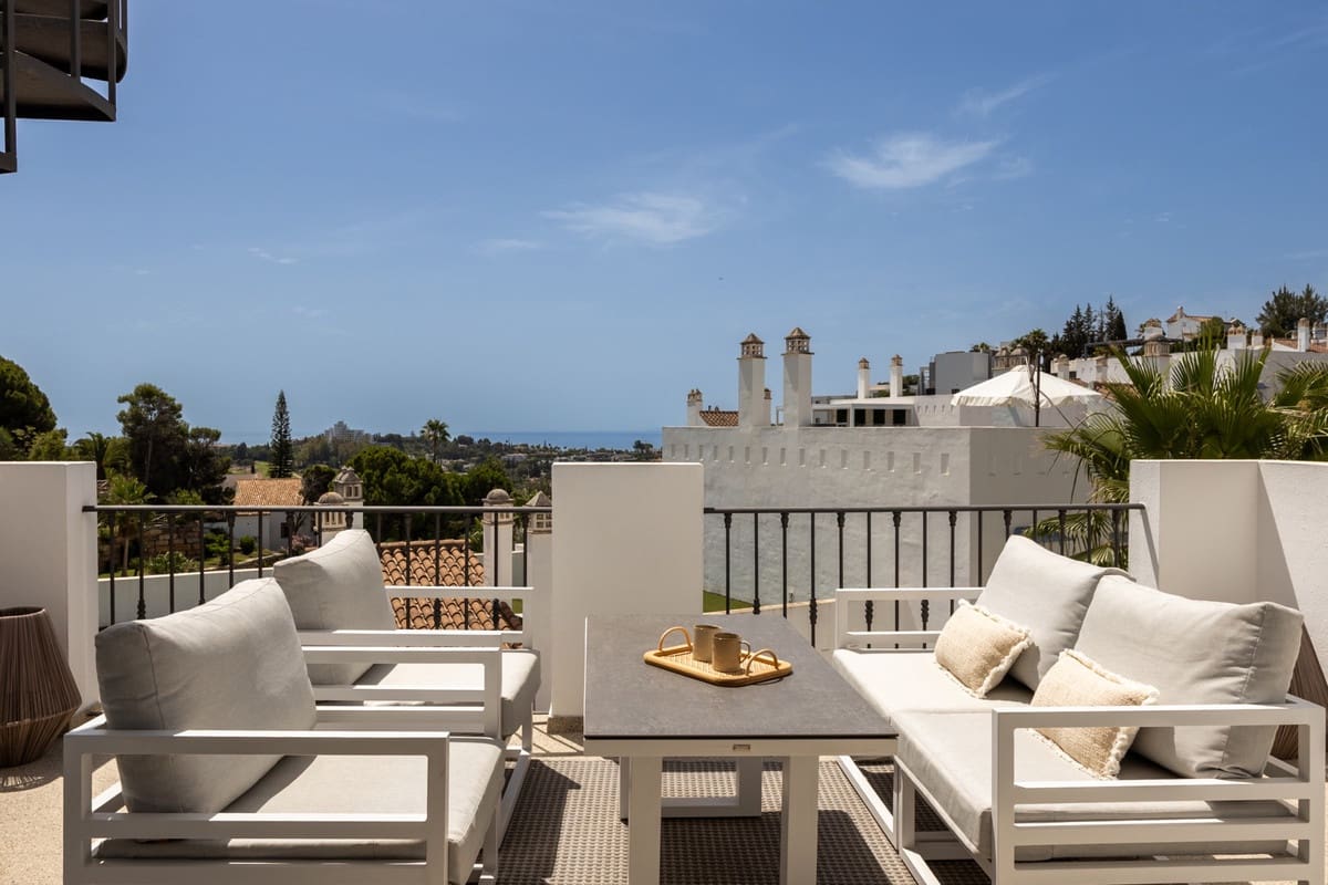 2 sovrum Lägenhet till salu i Benahavis med pool - 679 000 € (Ref: 9976193)