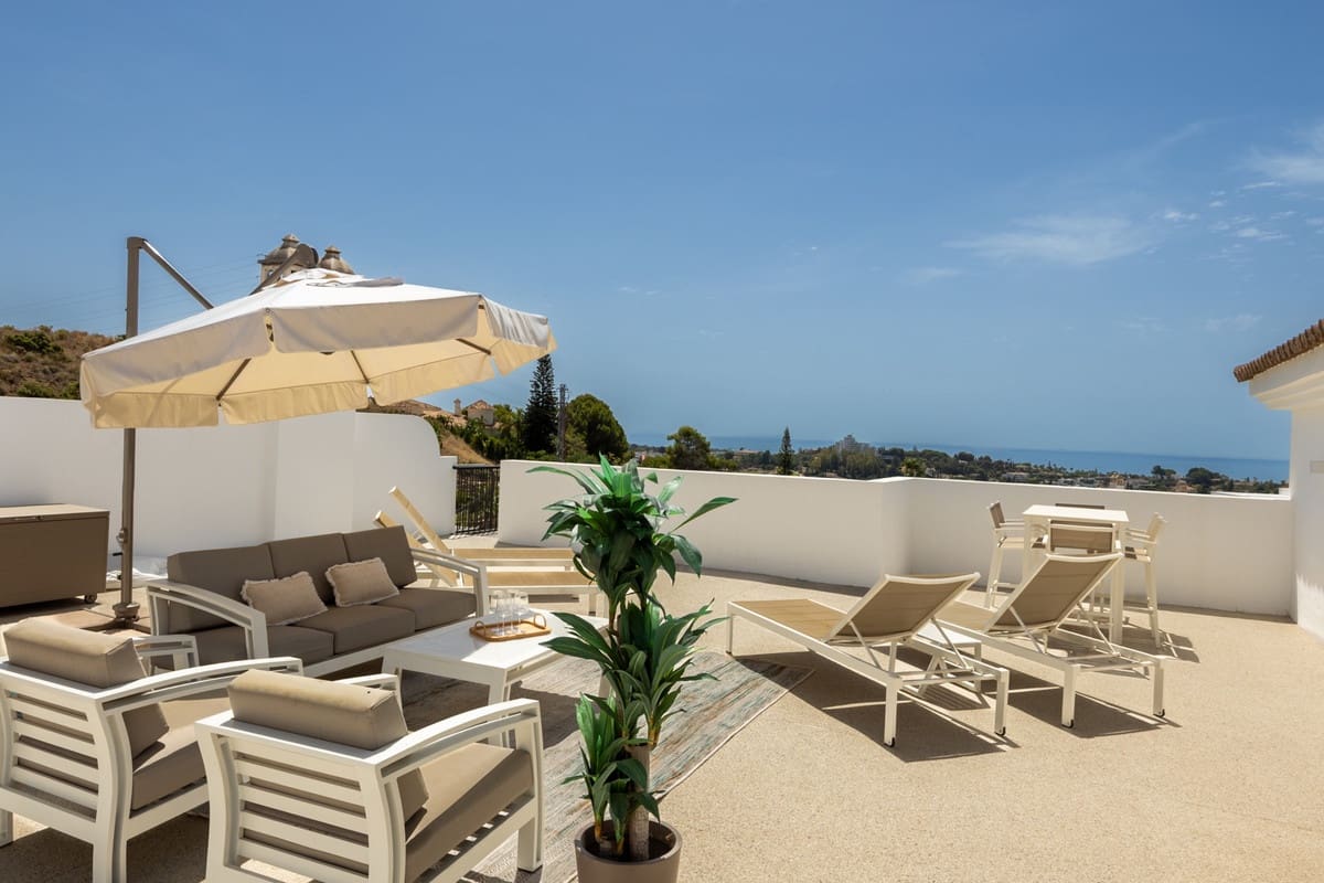 2 sovrum Lägenhet till salu i Benahavis med pool - 679 000 € (Ref: 9976193)