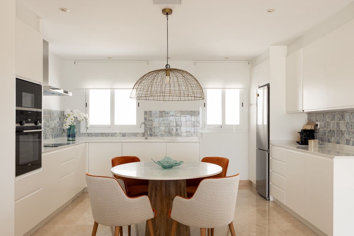 2 sovrum Lägenhet till salu i Benahavis med pool - 679 000 € (Ref: 9976193)