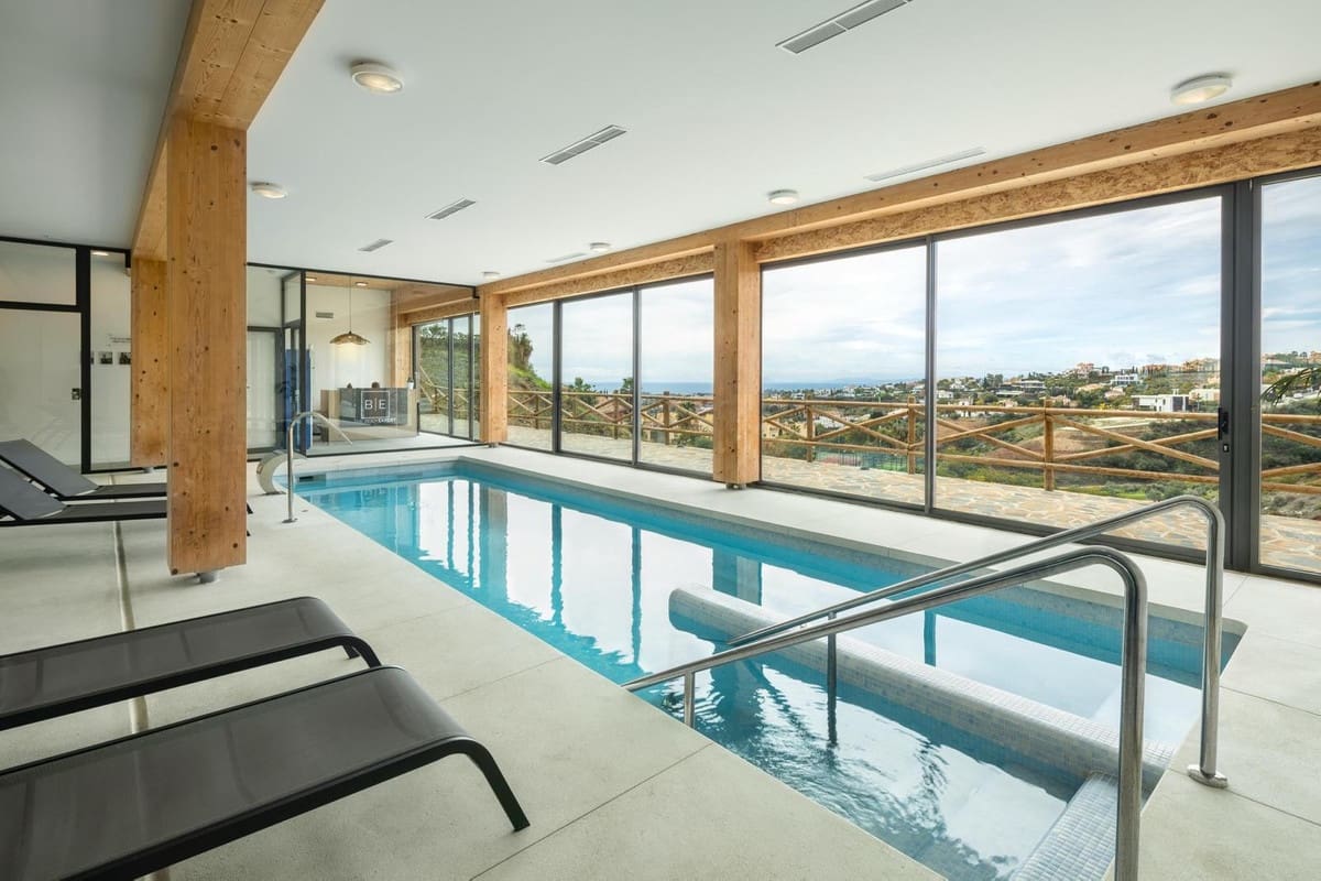 2 sovrum Lägenhet till salu i Benahavis med pool - 679 000 € (Ref: 9976193)