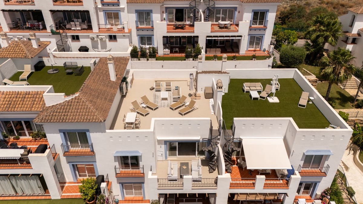 2 sovrum Lägenhet till salu i Benahavis med pool - 679 000 € (Ref: 9976193)
