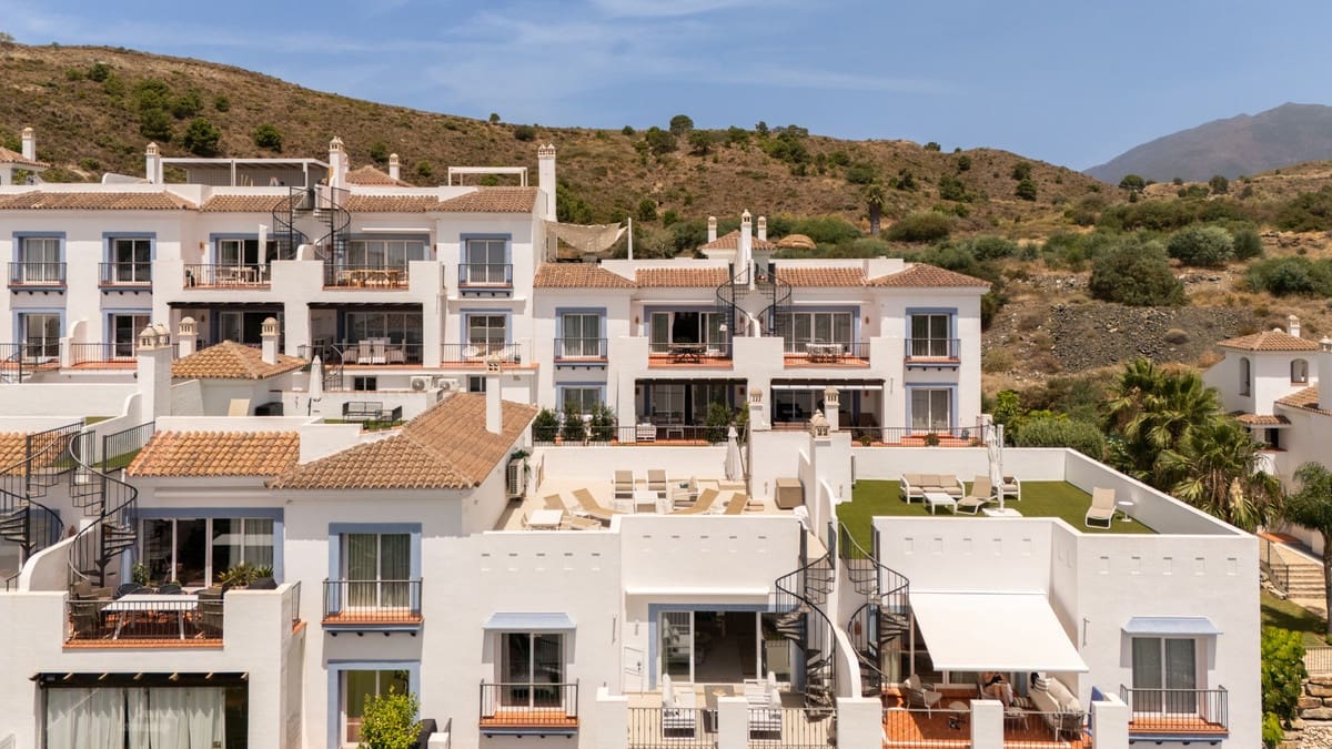 2 sovrum Lägenhet till salu i Benahavis med pool - 679 000 € (Ref: 9976193)