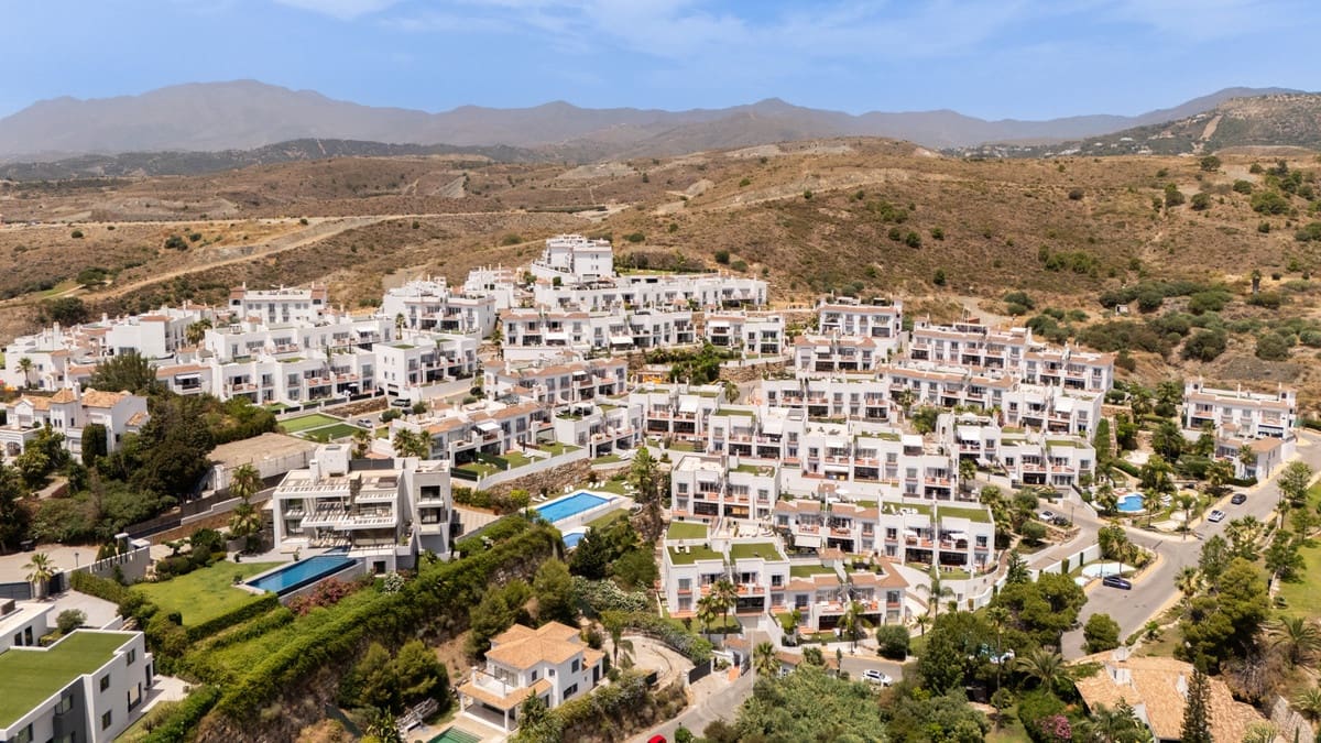 2 sovrum Lägenhet till salu i Benahavis med pool - 679 000 € (Ref: 9976193)