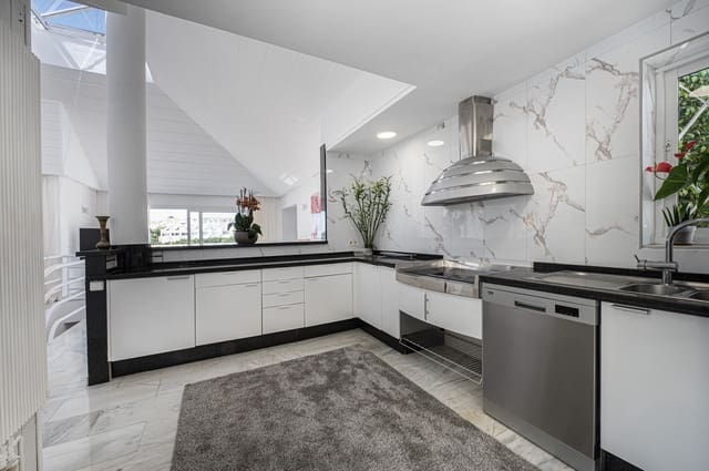 4 sovrum Semi-fristående Villa till salu i Calahonda, Mijas med pool - 699 500 € (Ref: 9976194)